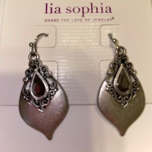 Lia Sophia “Posh” cut crystals & Resin stone. Matte silver toned dangle earrings